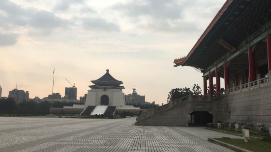 這是一座宏偉的風景和紀念碑，是臺灣最著名的國家紀念碑之一，歷