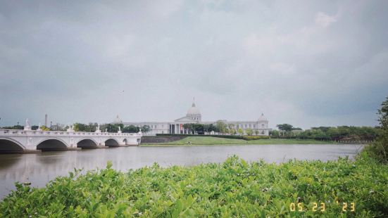 奇美博物館真的好漂亮！很適合打卡文青照、野餐、學士照！天氣很