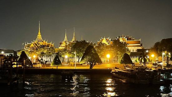 The Chao Phraya River is a bea