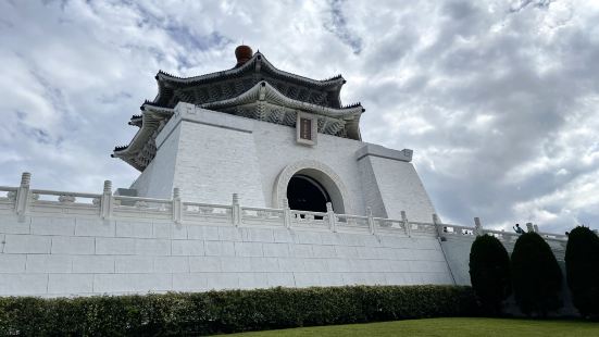 中正紀念堂係台北最具代表性嘅旅遊景點，每日每小時有換更儀式，