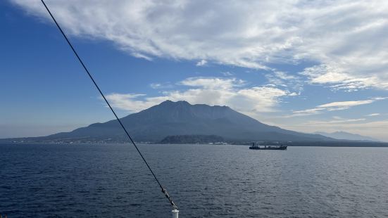 慢遊櫻島，放慢腳步之餘，又可以坐下來一邊享受足浴，一邊欣賞景