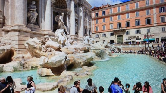 特雷維噴泉(Trevi Fountain)就是義大利聞名國際