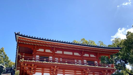 祇園に荘厳な雰囲気で佇む赤い鳥居が目印の神社です。周囲には飲