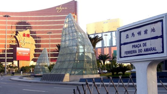 亞馬喇前地，鄰近葡京及新葡京酒店，永利酒店對面，一個公共巴士