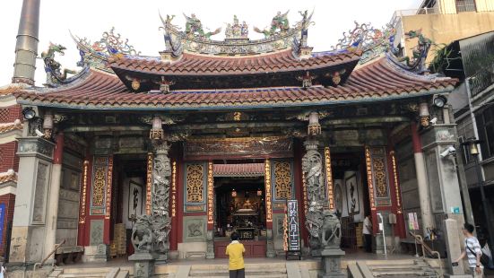 進入臺南古蹟寺院，我最喜歡看裡面的古匾。大天后宮和緊鄰的祀典