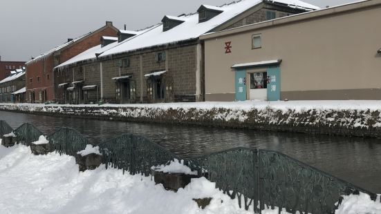 小樽に行けば、三角市場に行って必ず小樽運河に行きます！壁に雪