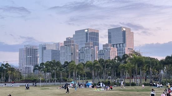 前海灣，又名大鏟灣，位於廣東省深圳市南山區與寶安區西部交界處