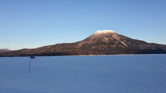 阿寒湖是位於日本北海道釧路市阿寒町的淡水湖泊，全域被劃入阿寒