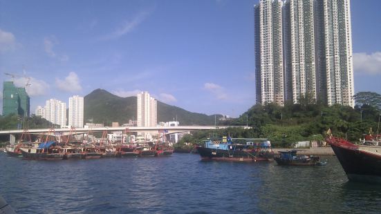 香港仔避風塘是水上人的家園，數百漁村居民仍保留着以漁船為家的