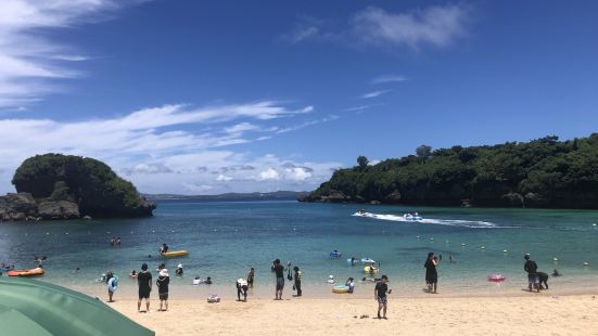 観光スポットの海中道路をずっと真っ直ぐ行った最後の島。入り江