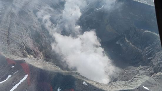 位於熊本嘅阿蘇山，2023年11月時在上空望到有噴出白煙，附