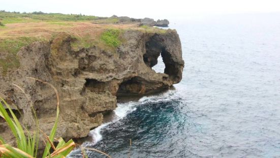 冲绳游记经过大自然鬼斧神工雕琢而成的「万座毛」断崖绝壁上的石