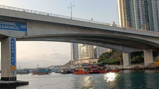 好靚的避風塘,景色怡人,船兒不斷進出,樂此不疲!在避風塘內不