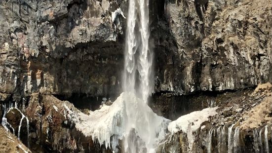 日本三代瀑布にも数えられるほど、有名な滝。日光市中心部からバ