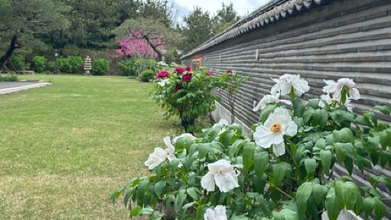 조용하고 사람이 많지 않아 공간과 작품 감상하기 좋았어