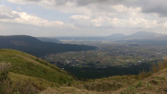 阿蘇の観光のハイライトの1つ、大観峰は曇の日でも圧巻です。3