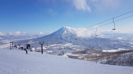 羊蹄山有小富士山之稱，位在北海道二世古，其樣貌跟富士山真的非