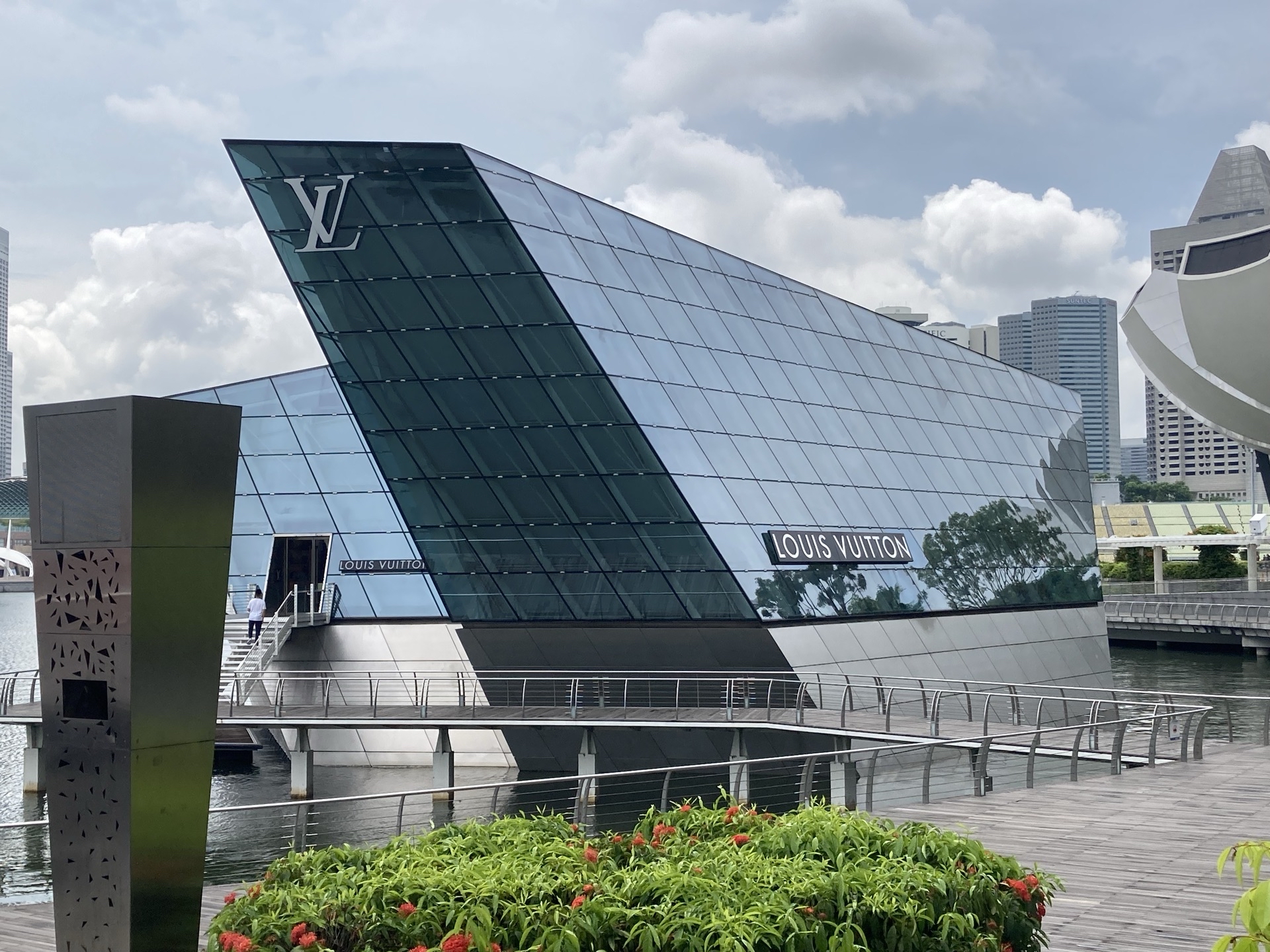 LOUIS VUITTON MBS ISLAND STORE REVIEW @ 2 BAYFRONT AVENUE MARINA BAY SANDS  SINGAPORE 
