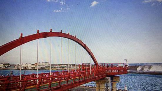 花蓮港觀景橋真的超美麗，紅色的橋在藍天下襯托出美感！然後這天