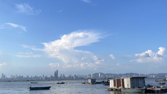 流浮山係海鮮店林立的地方，即買即整海鮮餐，十分新鮮抵食。沿路