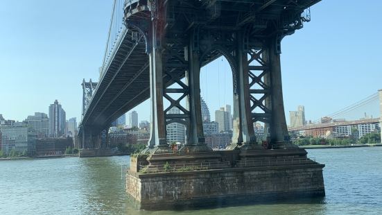 The Manhattan Bridge connects 