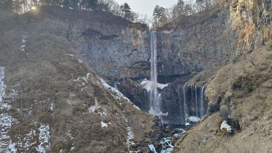 華嚴瀑布是位於日本栃木縣日光國立公園內的一條瀑布，出自中禪寺