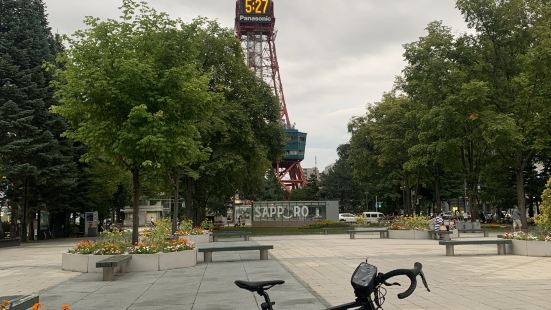 札幌駅とすすきのの間に位置する大通公園は、地元の人々や観光地