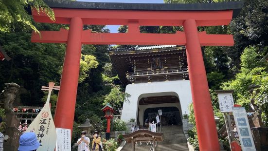 位於江之島上的著名旅遊景點，遊人眾多。沿樓梯上神社可以參拜，