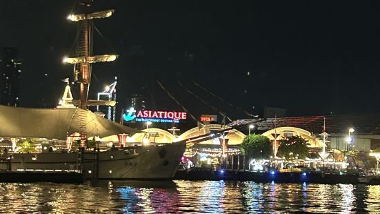 可以搭觀光船繞整個曼谷景點一大圈，在船上吃東西欣賞美景