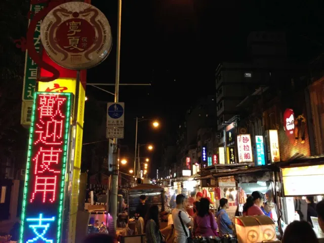 寧夏夜市夜晚的攤位街景與燈籠招牌