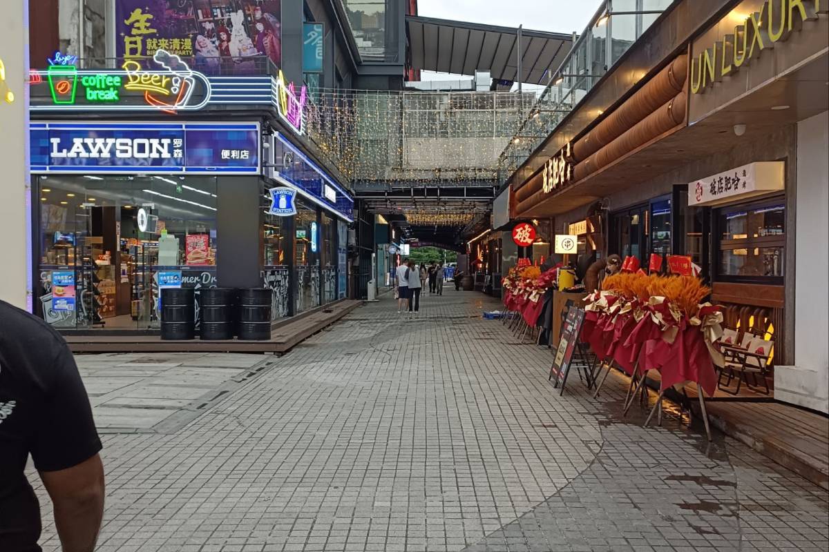 8. 🍹 Vibrant Nights at Party Pier