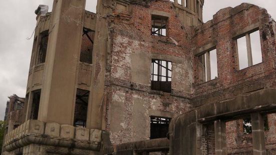 廣島原爆圓頂屋係廣島著名的核爆遺址，提醒世人戰爭的殘酷，而公