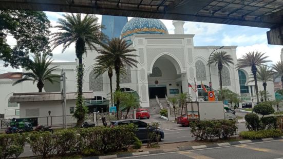 在吉隆坡Merdema站上蓋，便是這間白色屋籃色頂的穆斯林清