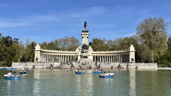 馬德里的麗池公園佔地十分之大，十分值得到此一遊，但臨入公園的