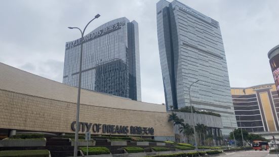 澳門金光大道度假區是一個令人印象深刻的旅遊目的地，結合了豪華