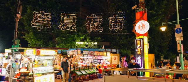 寧夏夜市入口的燈飾與逛夜市的人潮