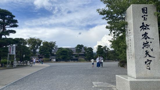 松本城是1500年代的戰國時代所建造的軍事指揮官居住地。外観
