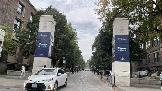 停車有點困難，下午會塞車，建築很漂亮有特色，很可惜學校比較大