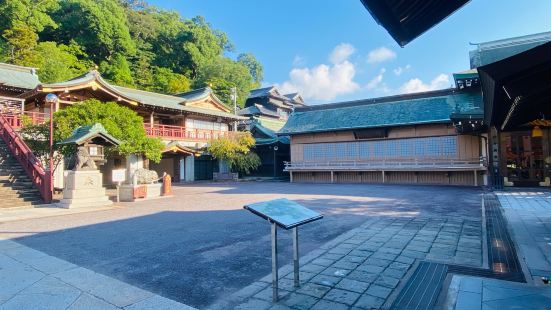 鎮西大社諏訪神社是位在日本長崎縣長崎市的神社。舊社格為國幣中