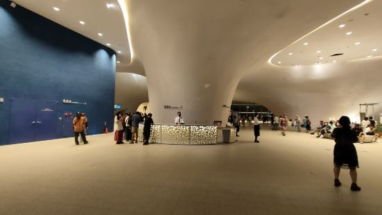 台中當地特色的大型展演空間，白天晚上都很美，由日本建築師伊東