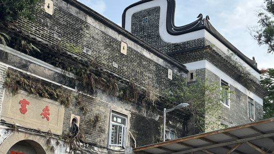 曾大屋位於香港新界沙田區博康邨南端旁邊,鄰近獅子山隧道,是區