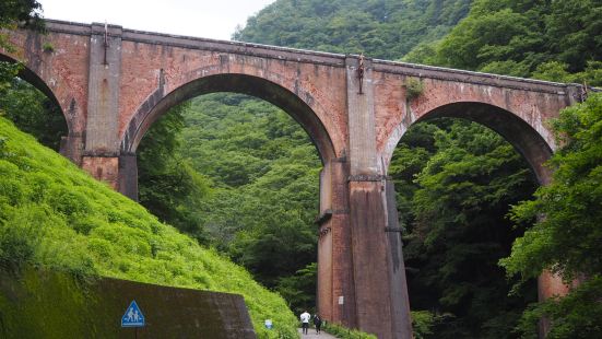 鉄道の遺構が殘るめがね橋が有名です。草津溫泉や軽井沢から車で