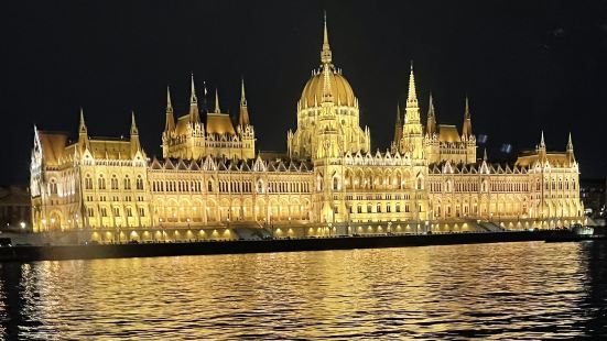 ハンガリーの首都ブダペストにある国会議事堂です。中の見学は予
