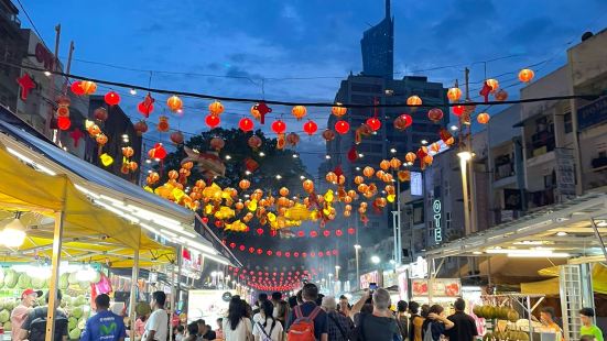 吉隆坡必到夜市。兩旁全是美食攤檔或餐廳，亦有即開榴槤，價錢亦