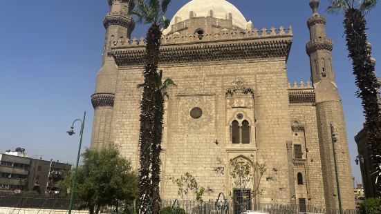 カイロにある比較的歴の新しいモスクだが、堂々とした建築は必見