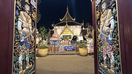 チェンマイの古都のほぼど真ん中にある寺院🛕迫力のある場所で