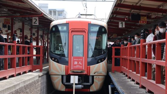 太宰府までは福岡市内から電車で行くことができます。電車もラッ