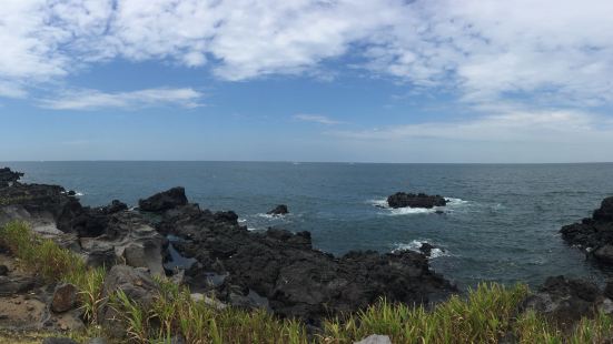 濟州島最東面嘅岬角又叫涉地岬呢度有個大草地沿小路走上燈塔可拍