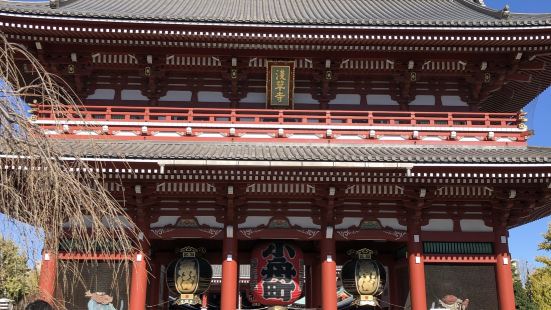 ●浅草寺赤くて大きい門が特徴的で、たくさんの観光客で賑わって