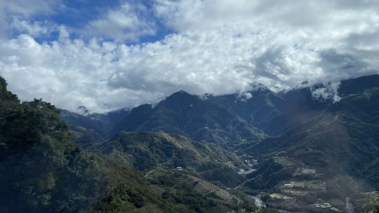 經過一條彎彎嘅山路，就會上到清境農場去到都算幾大有條天空步道